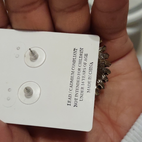 Daisy eye earrings. - Picture 3 of 3